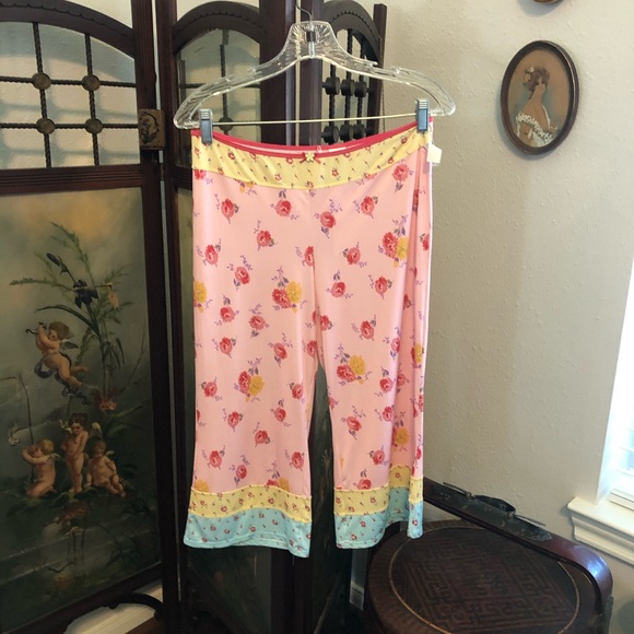 Adorable DKNY 2 Piece Pajama Set - Picture 2 of 7